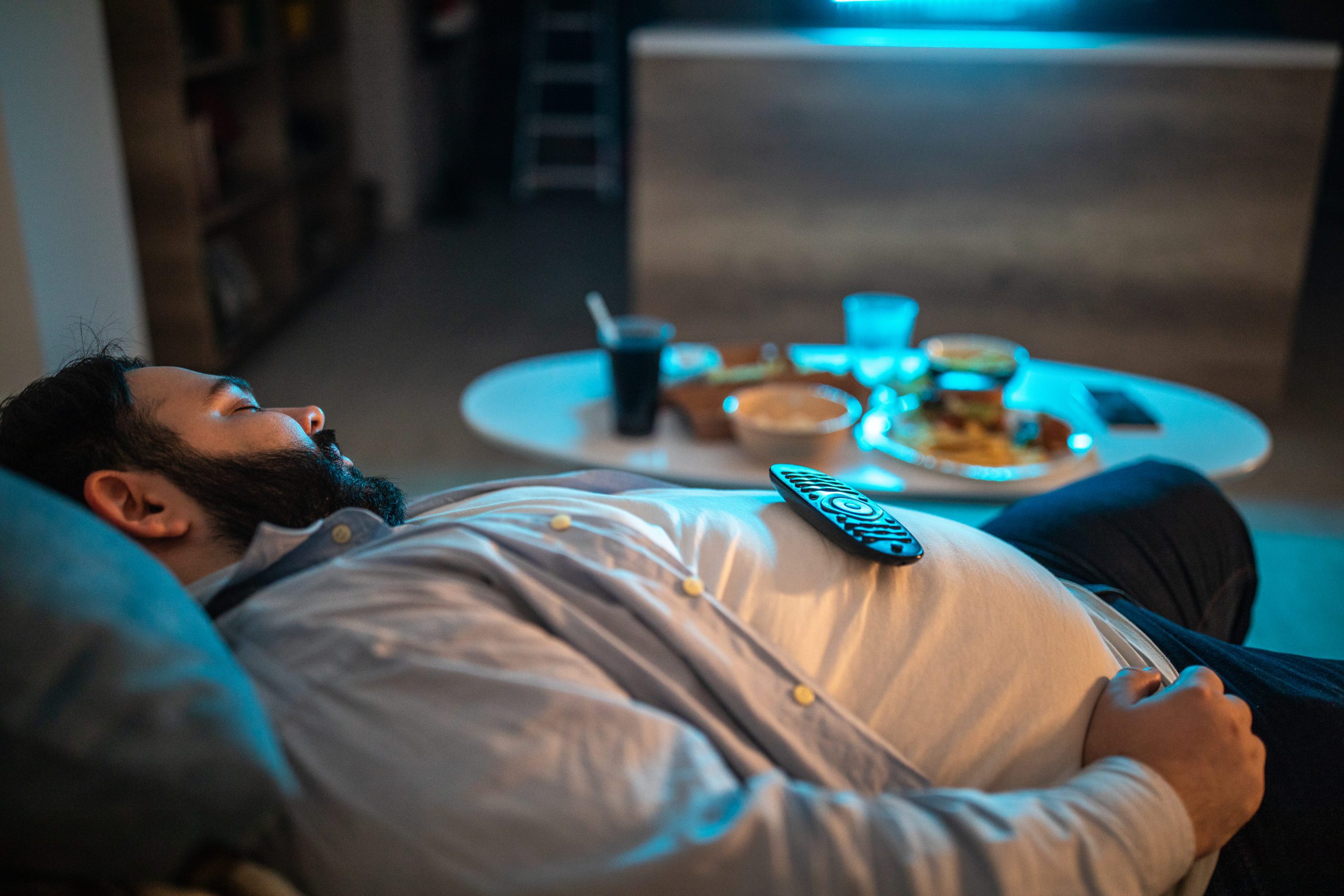 Спящую после клуба. Сон после еды. Lack of Sleep leads to obesity. Ночь, еда, интернет. Плохой сон ребенка с ожирением.